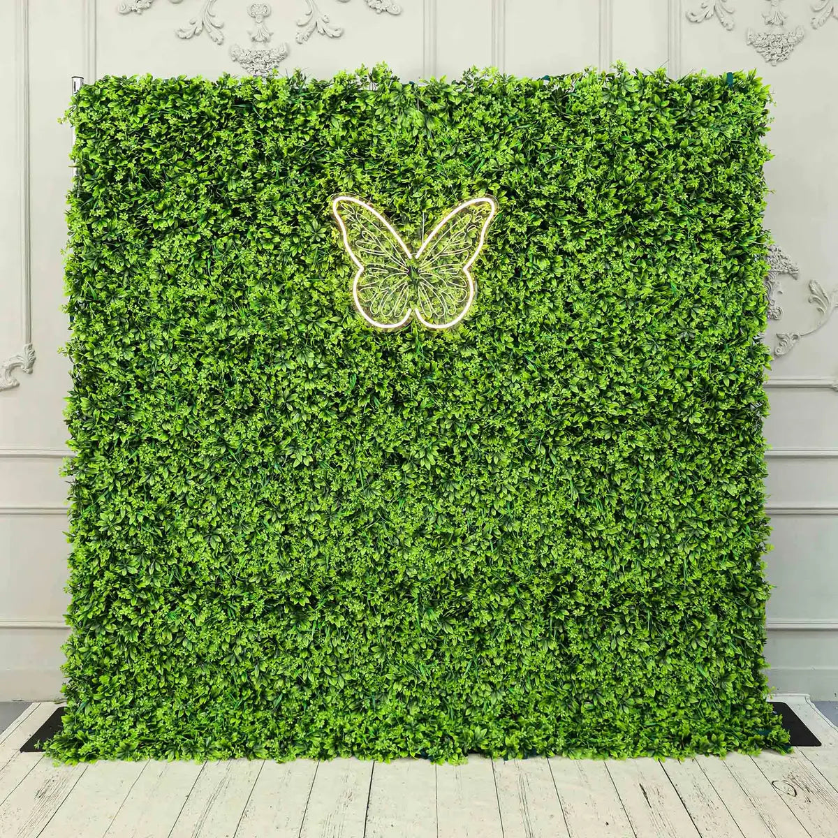 Crafted for realism, the green grass wall boasts a fabric backing and fade-resistant colors.