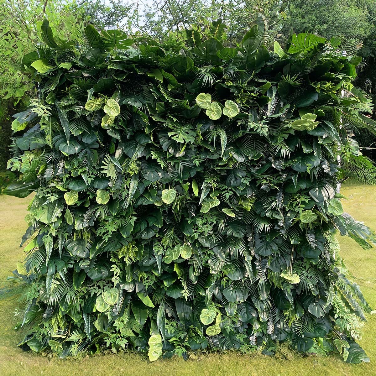 The green leaves flower wall features a fabric backing, ensuring lifelike shapes and vibrant colors. 