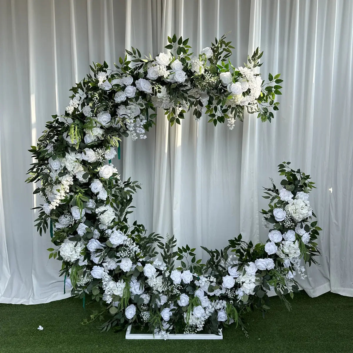 100% handmade, the white green hanging flower set provides a lifelike appearance and is easy to set up. 