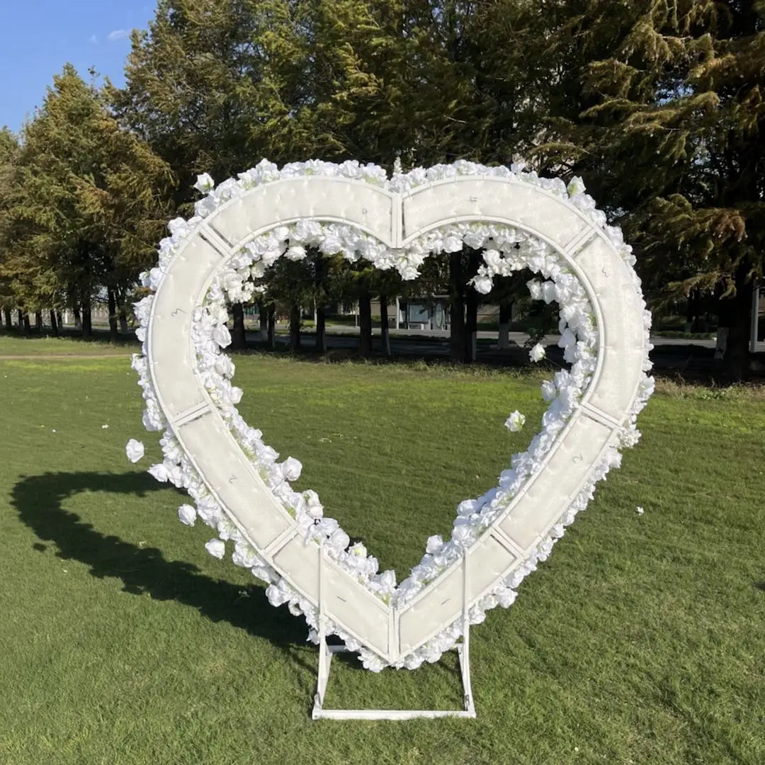 The heart-shaped flower arch is realistic and durable.