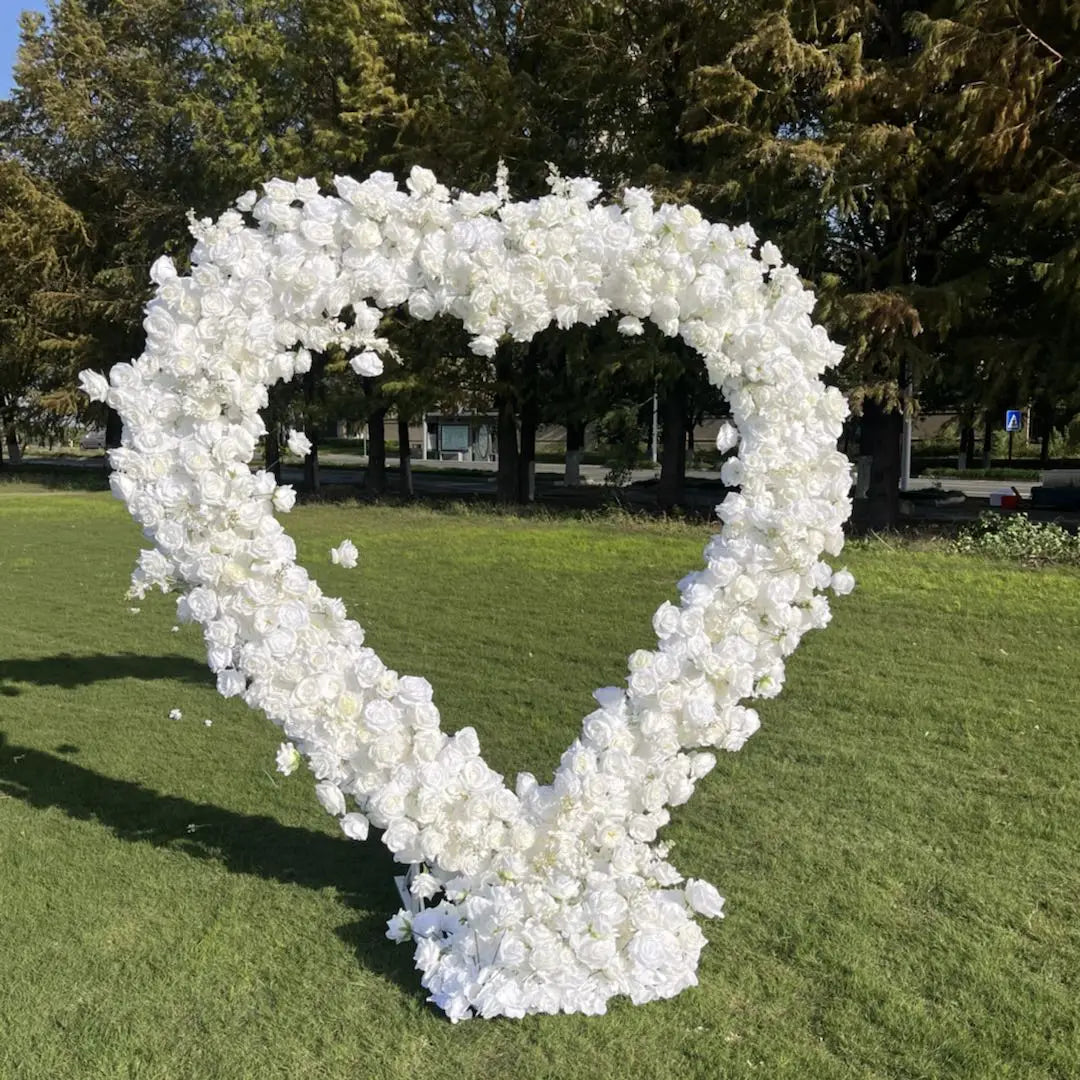 The heart-shaped flower arch is realistic and durable.