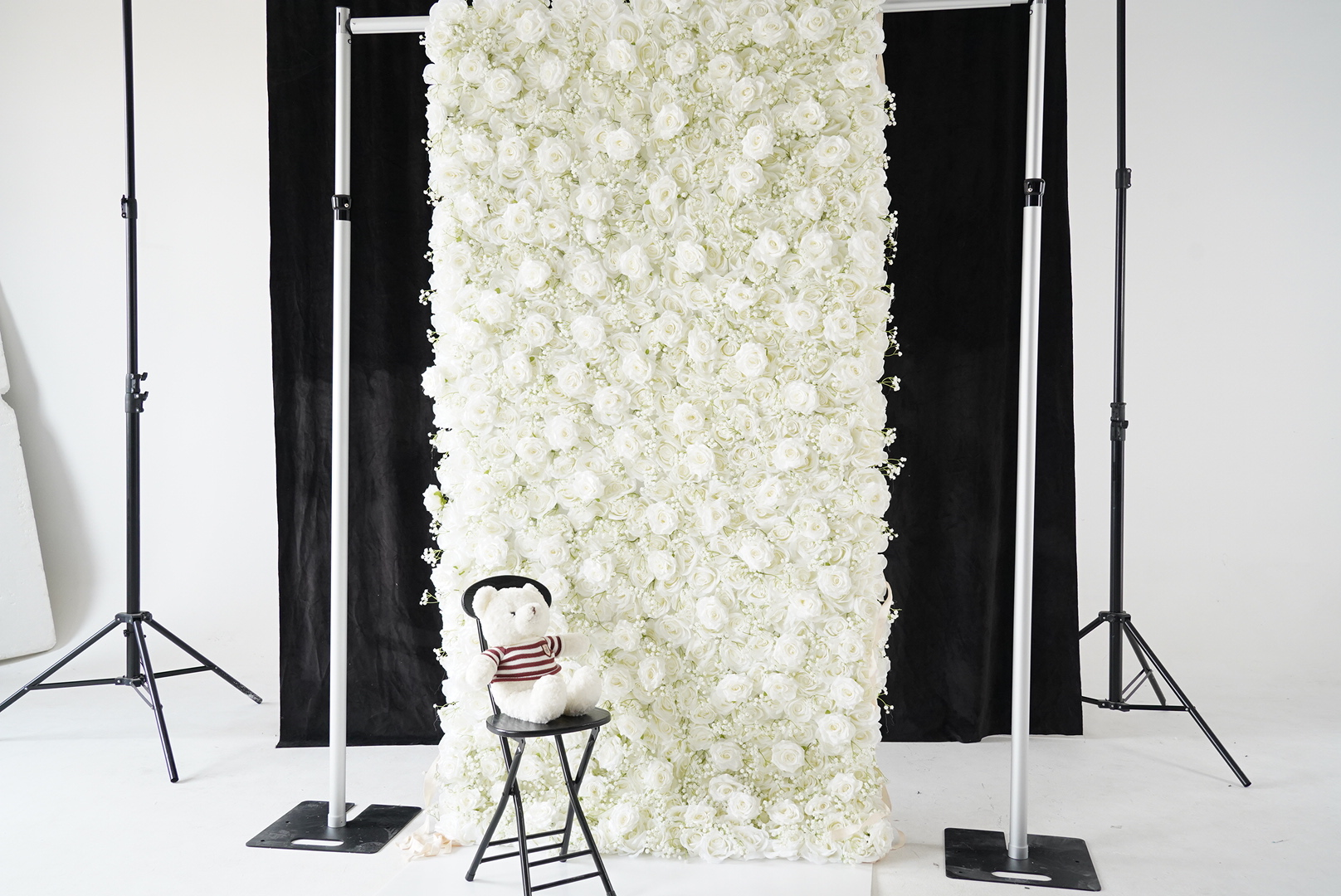 The baby breath pure white peony fabric flower wall presents a pure and romantic atmosphere.