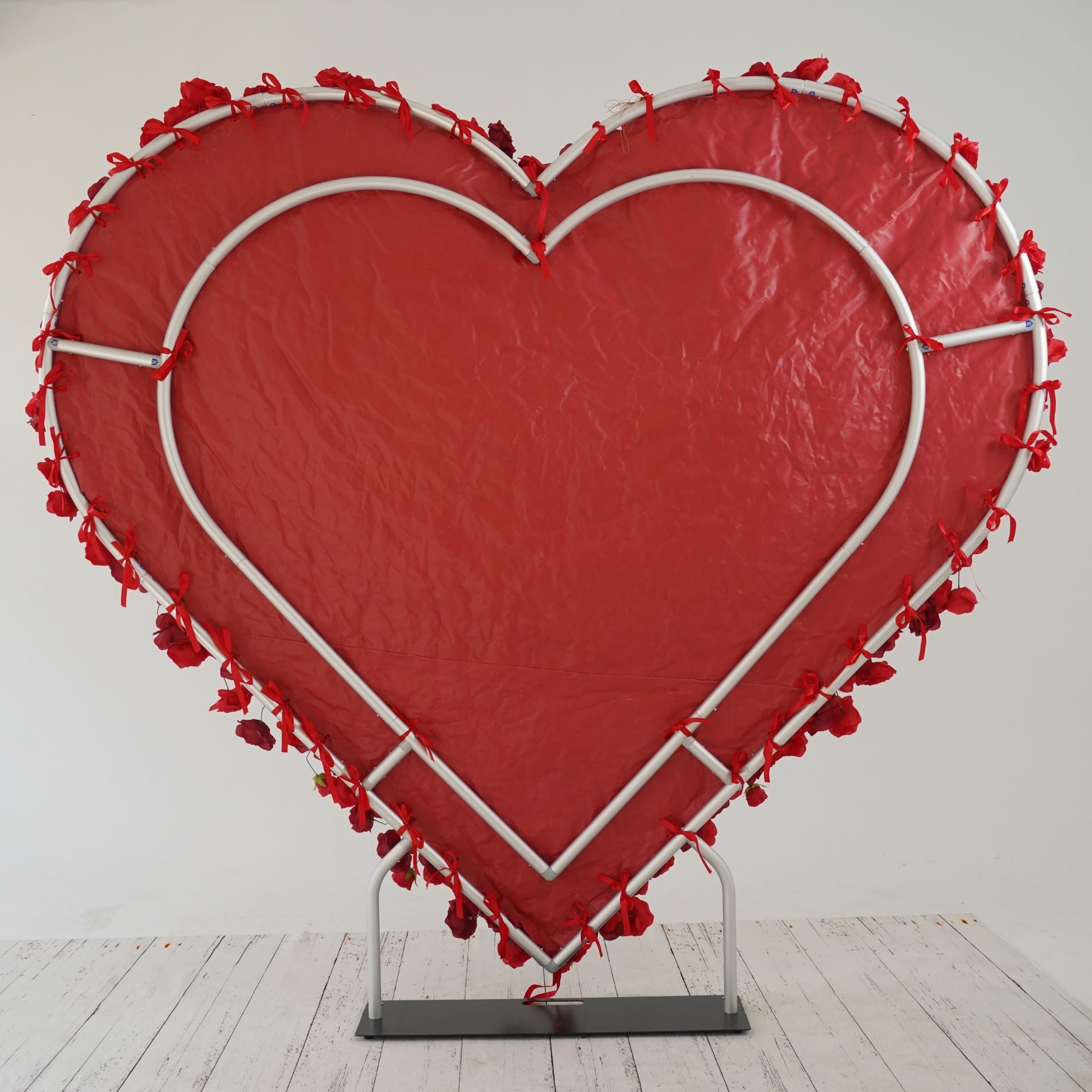 The heart shaped red rose flower wall is fixed to the shelf of the heart.