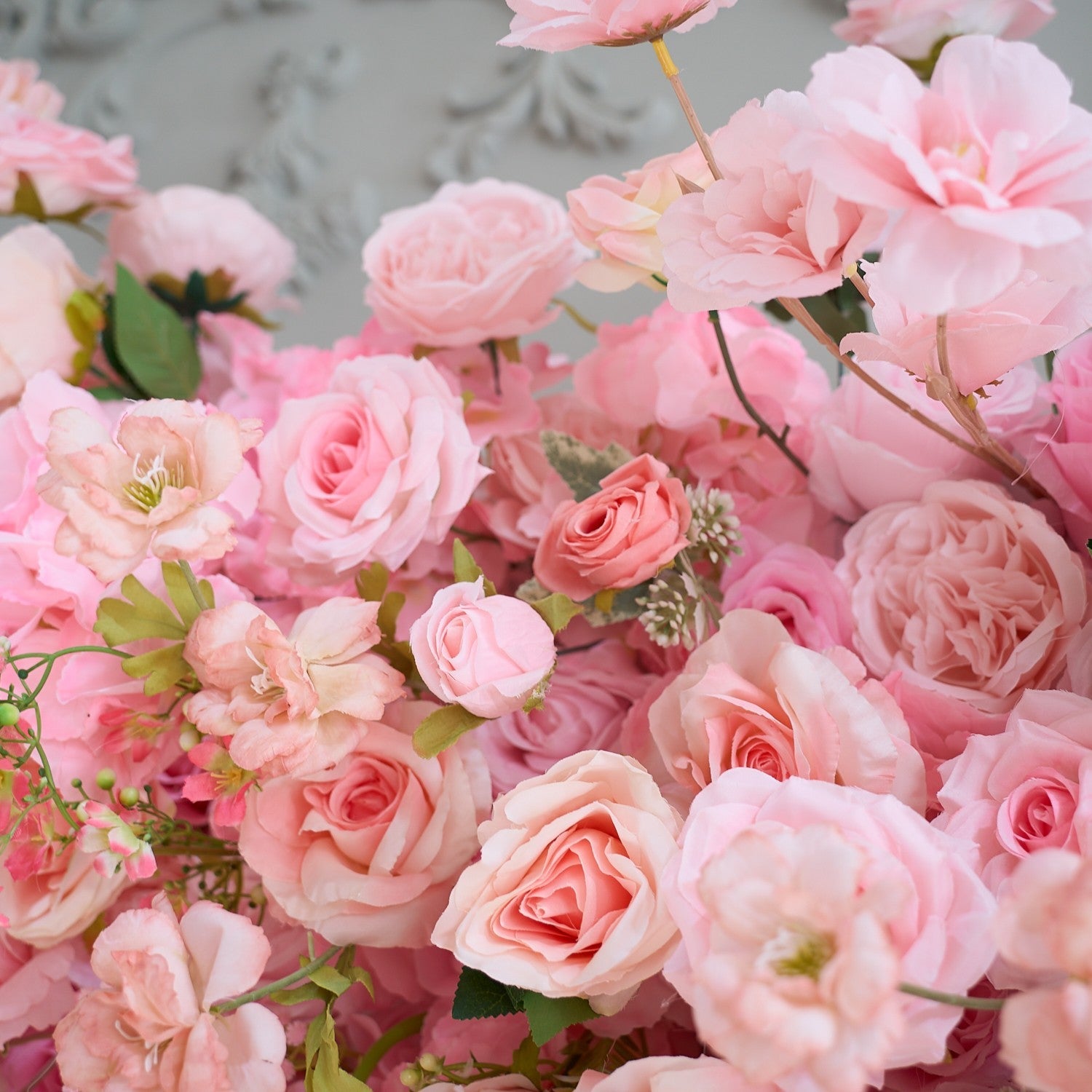The pink roses flower wall looks vivid and lifelike.