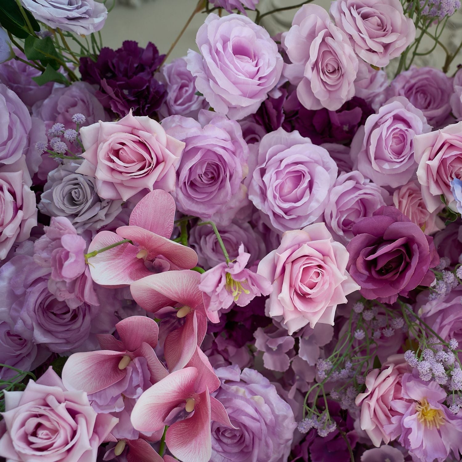 The purple roses florals flower wall looks vivid and lifelike.