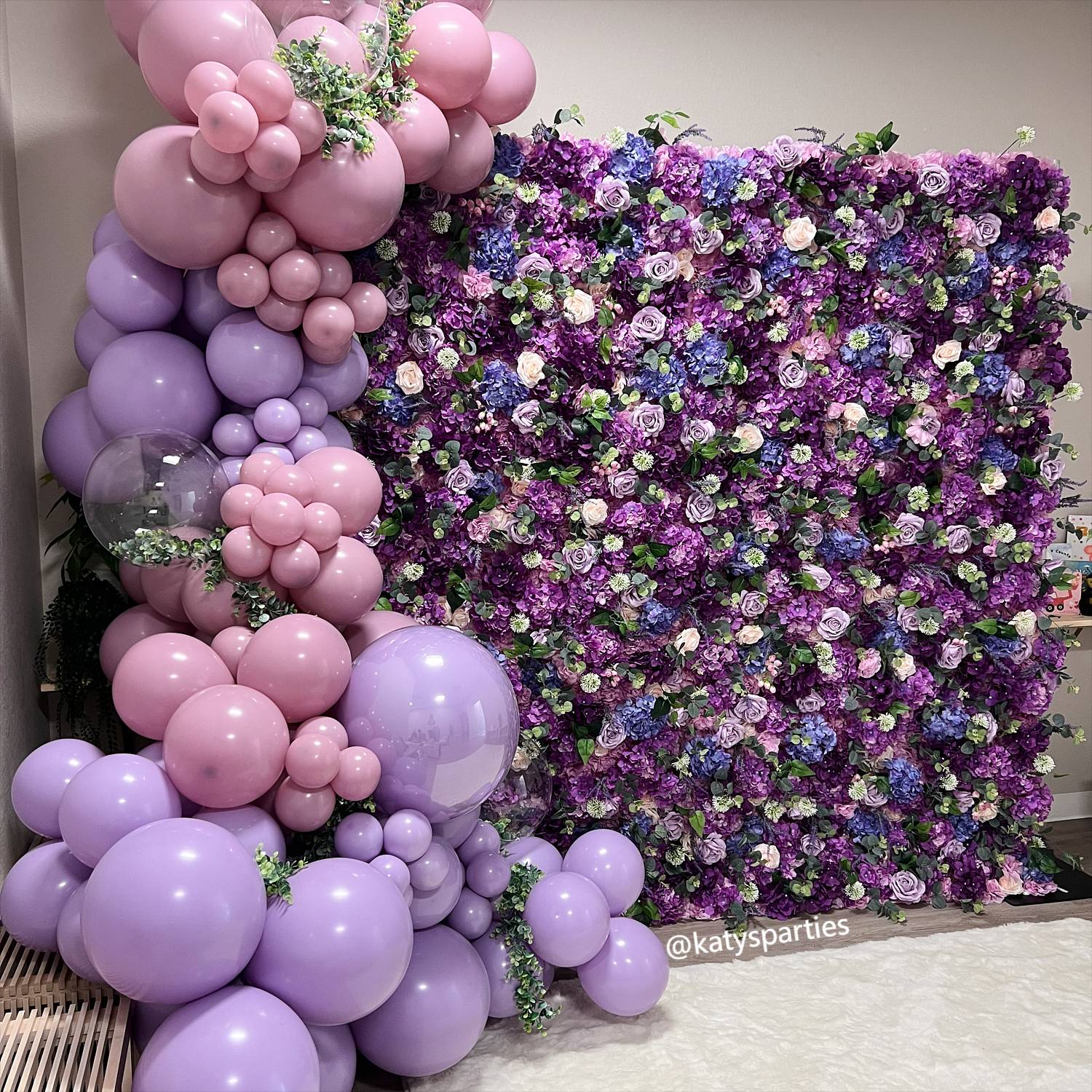 The combination of purple balloons and flower walls looks mysterious and romantic.