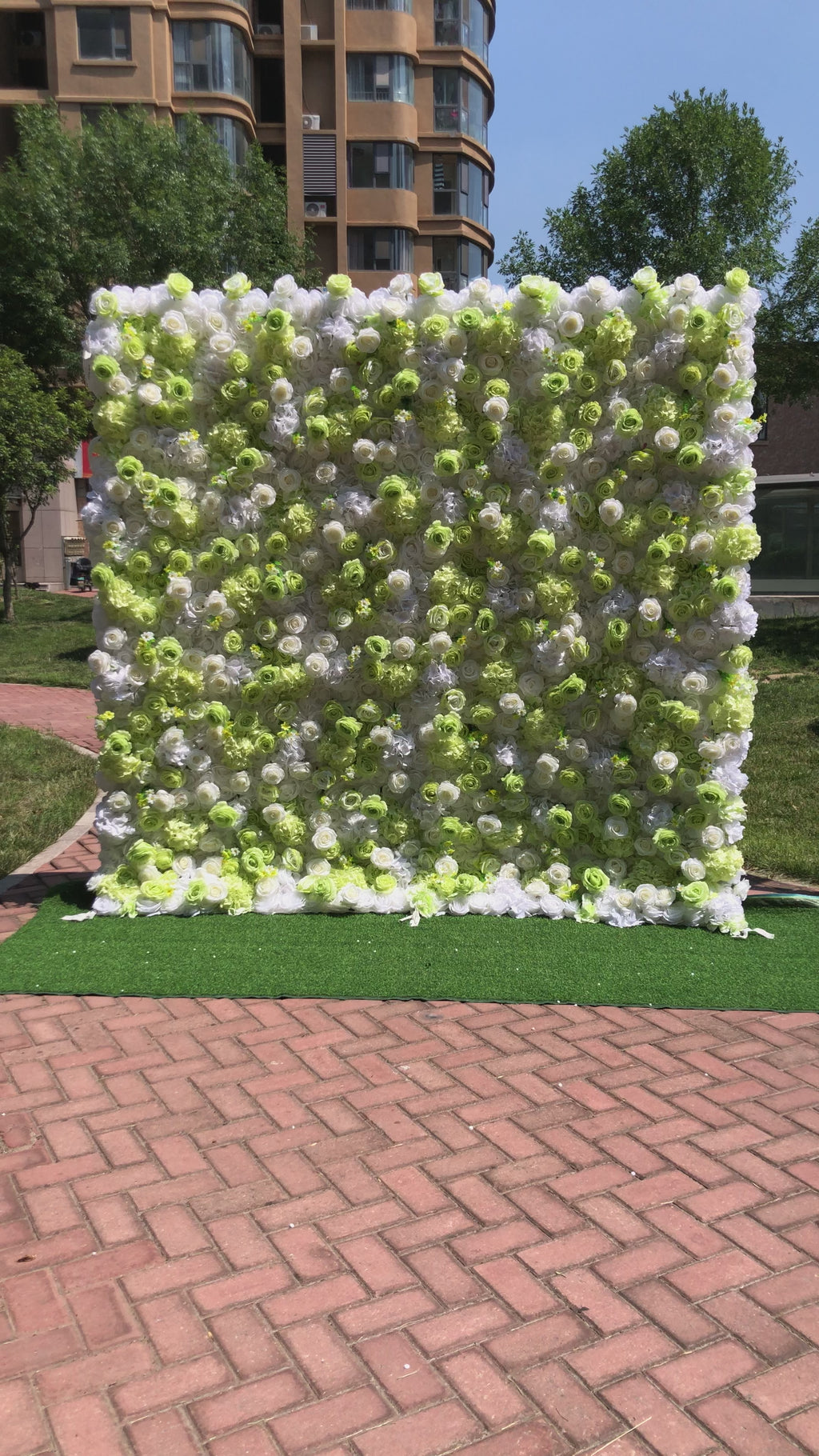 The white and green rose fabric flower wall looks vivid and realistic.